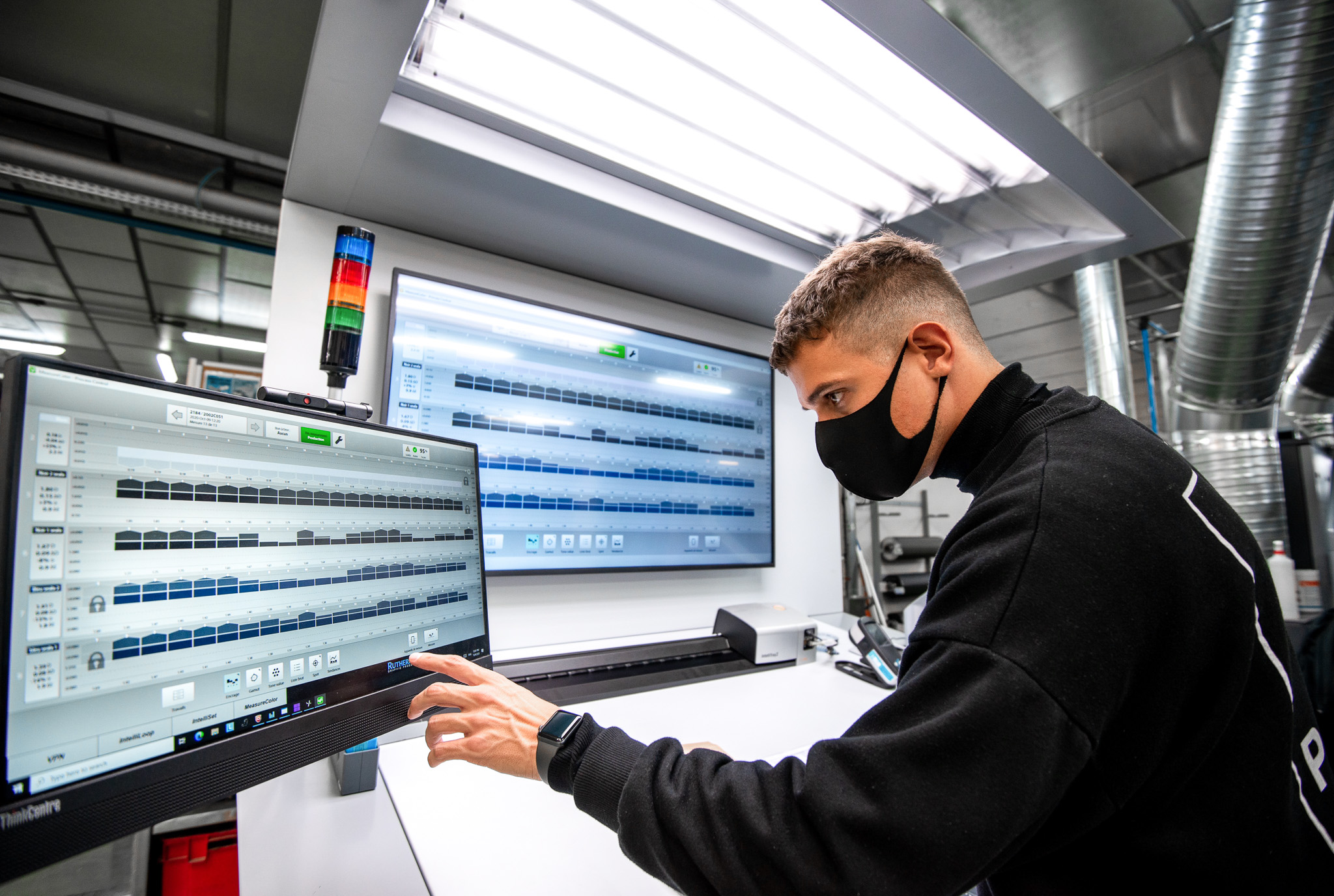 Operator running MeasureColor at the press console